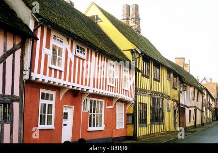 Il colore si è lavato case con travi di legno house Lavenham acqua Suffolk Street Tudor elencati gli edifici della città di lana inglese domestico medievale Foto Stock