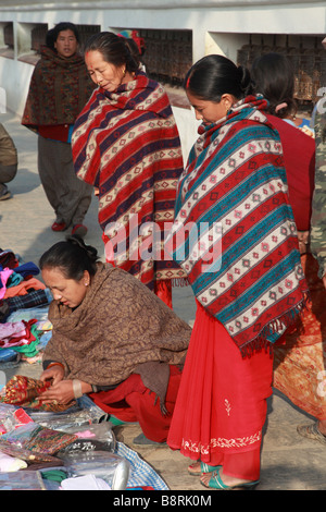 Il Nepal valle di Kathmandu vicino a Swayambhunath donne nepalesi Foto Stock