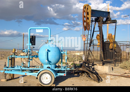 Pompe olio in oilfield a Taft CA Foto Stock