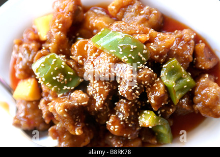 Dolce e aspro la carne di maiale a cena un ristorante cinese Foto Stock