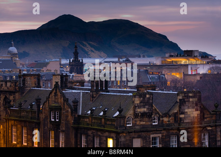 Scozia Edimburgo Città Vecchia vista che domina la città vecchia verso l'estinto volacano noto come Arthurs Seat Foto Stock