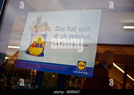 Poster pubblicitario in negozio Lidl finestra in Amburgo, Germania Foto Stock