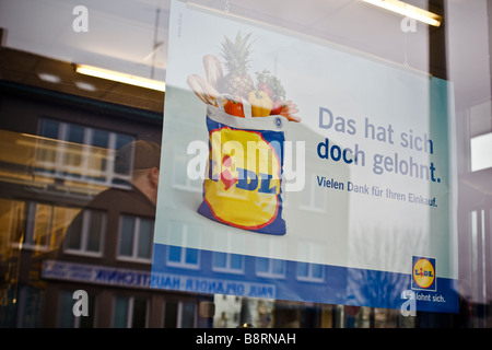 Poster pubblicitario in negozio Lidl finestra in Amburgo, Germania Foto Stock