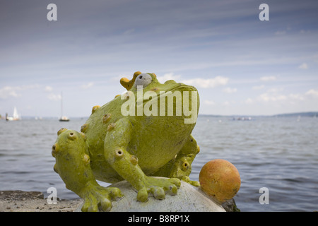 Mercato di ceramiche, rana principe di fronte al lago Ammer, in Germania, in Baviera, Diessen am Ammersee Foto Stock