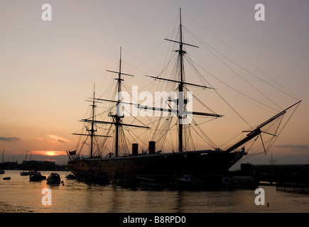 HMS Warrior 1860 al tramonto su di Portsmouth Porto Storico Waterfront Foto Stock