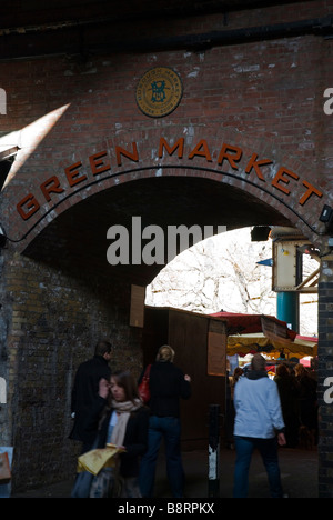 Un modo nel mercato verde, Borough Market in London, England Regno Unito Foto Stock