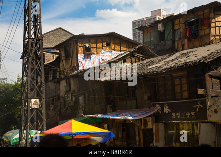 Cinese tradizionale in muratura telaio in legno case nella città vecchia di Chongqing, sud-ovest della Cina Foto Stock