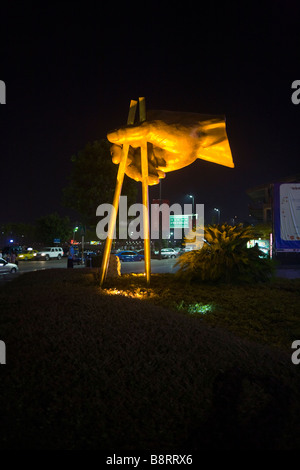 Gigantesca statua illuminata sul Nanan Binjiang Lu, il ristorante riempito Yangtze River Bank di Chongqing, Cina. Foto Stock