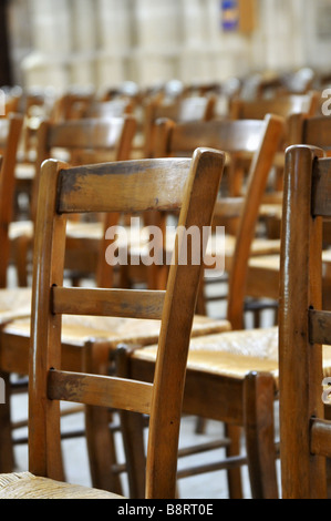 Righe vuote di sedie in legno Foto Stock