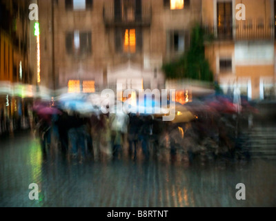 Gruppo di rifugiati accolti sotto gli ombrelloni Piazza della Rotonda a Roma Italia Foto Stock