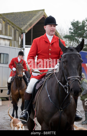 Huntsman e Whipper in dell'Essex e Suffolk Hunt Inghilterra Foto Stock