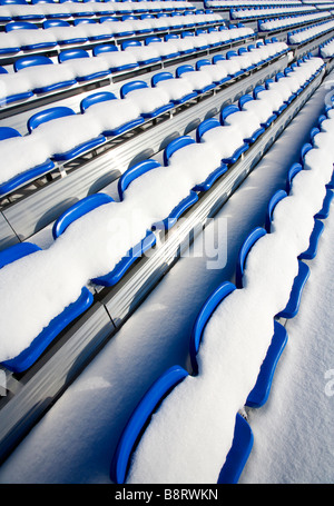 Posti a sedere coperti di neve fredda nello stand calcistico finlandese, Finlandia Foto Stock