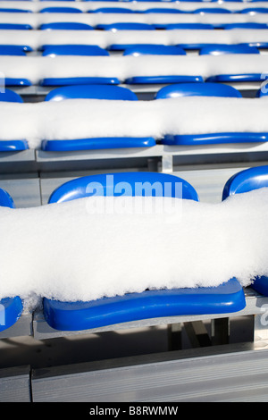 Posti a sedere coperti di neve nello stadio di calcio finlandese, Finlandia Foto Stock