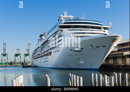 La nave da crociera Coral Princess ancorata al Terminal delle Navi da Crociera nel Porto di Los Angeles, San Pedro, Los Angeles, California Foto Stock