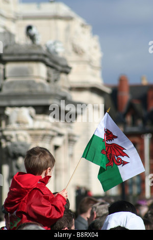 Ragazzo con bandiera gallese St Davids Day parade Cardiff South Glamorgan Cardiff South Wales UK Foto Stock