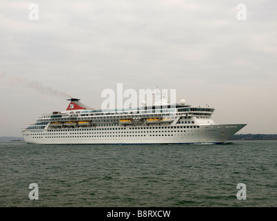 Fred Olsen nave da crociera Balmoral lasciando Southampton Regno Unito Foto Stock