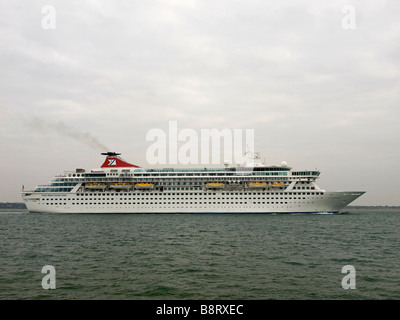 Fred Olsen nave da crociera Balmoral lasciando Southampton Regno Unito Foto Stock