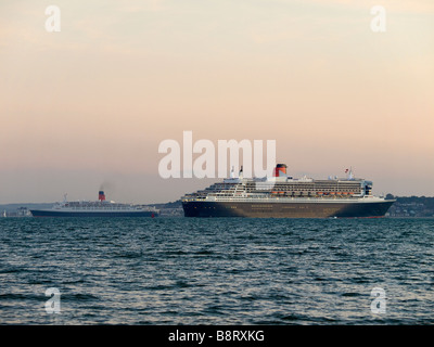 Cunard la Queen Elizabeth 2 e Queen Mary 2 passando Cowes Isle of Wight UK nel tardo pomeriggio del 10 ottobre 2008 Foto Stock