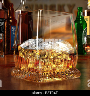 Whisky in un bicchiere con il segno: non bere e guidare Foto Stock