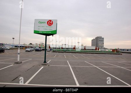 Asda car park a Colindale, London, England, Regno Unito Foto Stock