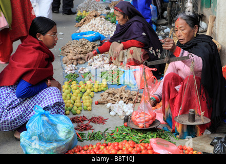 Il Nepal Kathmandu Asan Tol mercato ortofrutticolo donne Foto Stock