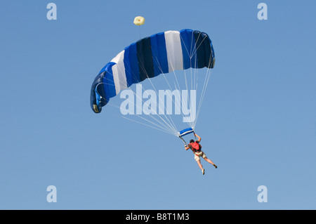 Flying parapendio, in Germania, in Renania Palatinato, Foehren Foto Stock