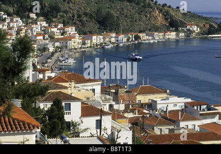 Porto di Poros con flying dolphin, Grecia, Saronian isole, Poros Foto Stock