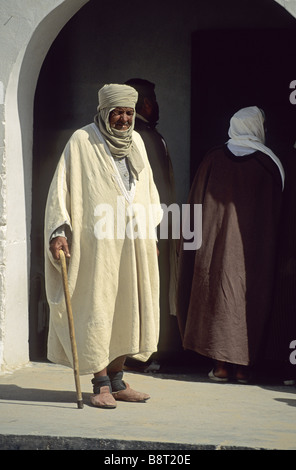 Gli uomini in piedi di fronte a una casa, Tunisia, Jerid, Oase Douz Foto Stock