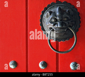Il tempio cinese porta con testa leone maniglia della porta, Singapore Foto Stock