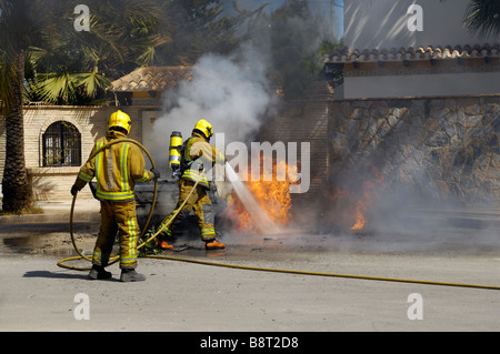 Spagnolo servizi antincendio partecipando a una macchina fuoco. Foto Stock