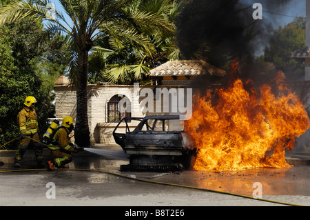 Spagnolo servizi antincendio partecipando a una macchina fuoco. Foto Stock