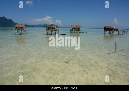 Bajau Laut case costruite su palafitte in laguna Pulau Maiga Semporna Sulu Malesia Mare del Sud-est asiatico Foto Stock