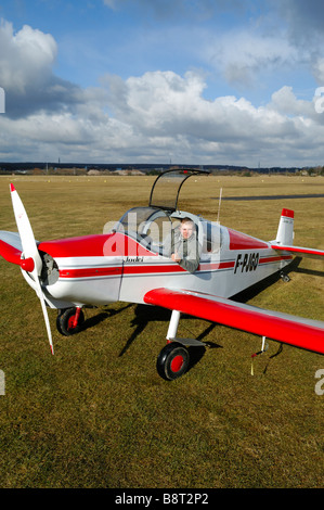 Un vecchio aereo francese Uno "Jodel" D-113 (costruire durante gli anni cinquanta) pronto alla partenza con il suo giovane pilota Foto Stock