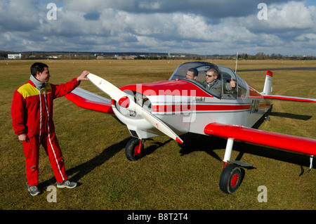 Un vecchio aereo francese Uno "Jodel" D-113 (costruire durante gli anni cinquanta) pronto per iniziare con 2 giovani piloti Foto Stock