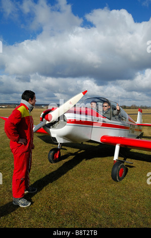 Un vecchio aereo francese Uno "Jodel" D-113 (costruire durante gli anni cinquanta) pronto per iniziare con 2 giovani piloti Foto Stock