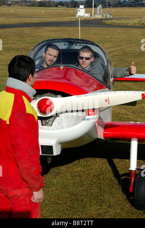 Un vecchio aereo francese Uno "Jodel" D-113 (costruire durante gli anni cinquanta) pronto per iniziare con 2 giovani piloti Foto Stock