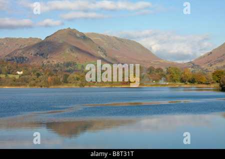 Grasmere lago con i colori autunnali e riflessioni Lake District Cumbria Inghilterra England Foto Stock