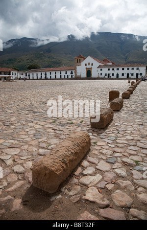 La piazza principale e la chiesa della storica cittadina colombiana di Villa de Leyva Foto Stock