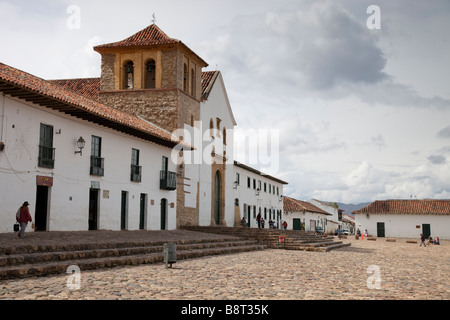 La piazza principale e la chiesa della storica cittadina colombiana di Villa de Leyva Foto Stock