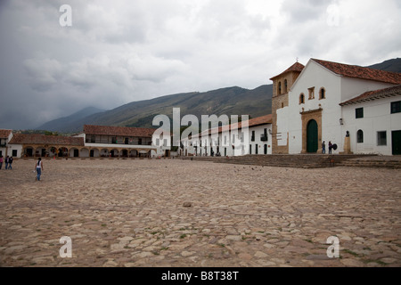 La piazza principale e la chiesa della storica cittadina colombiana di Villa de Leyva Foto Stock