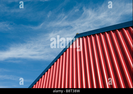 Rosso di metallo ondulato edificio Foto Stock