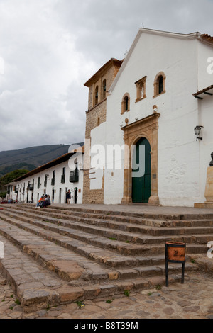 La chiesa sulla piazza principale della storica cittadina colombiana di Villa de Leyva Foto Stock