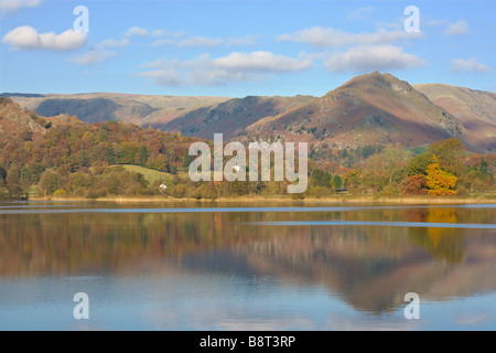 Grasmere lago con i colori autunnali e riflessioni Lake District Cumbria Inghilterra England Foto Stock