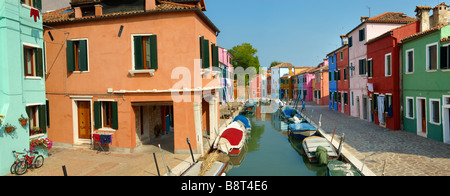 Fondament Pontanello acchiappa case colorate Burano , Venezia Italia Foto Stock