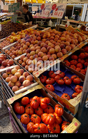 Pressione di stallo di frutta sul francese strada del mercato di Norwich Regno Unito Foto Stock