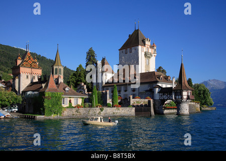 Palais Oberhofen presso il villaggio di Oberhofen sul Lago di Thun Thunersee canton Berna Svizzera Foto Stock