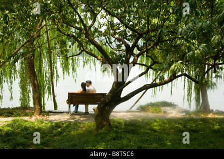 Gli amanti incontro presso il lago occidentale nella città di Hanzhou, Cina. Foto Stock