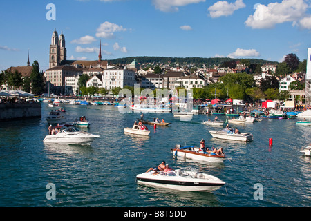 Zurigo street parade weekend in festa estiva barche sul fiume Limmat Grossmunster sfondo di Zurich Svizzera Foto Stock