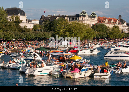 La Svizzera Zurigo street parade parte barche sul lago di Zurigo Foto Stock