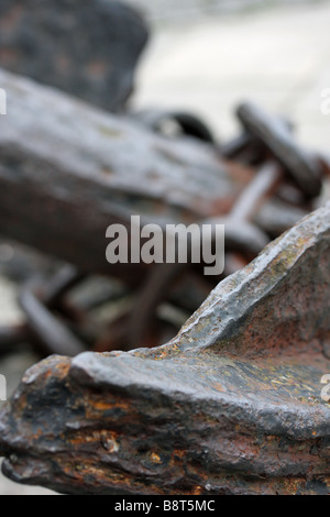 Primo piano della vecchia ancora al di fuori della storia locale centro, Poole Quay, Dorset Foto Stock